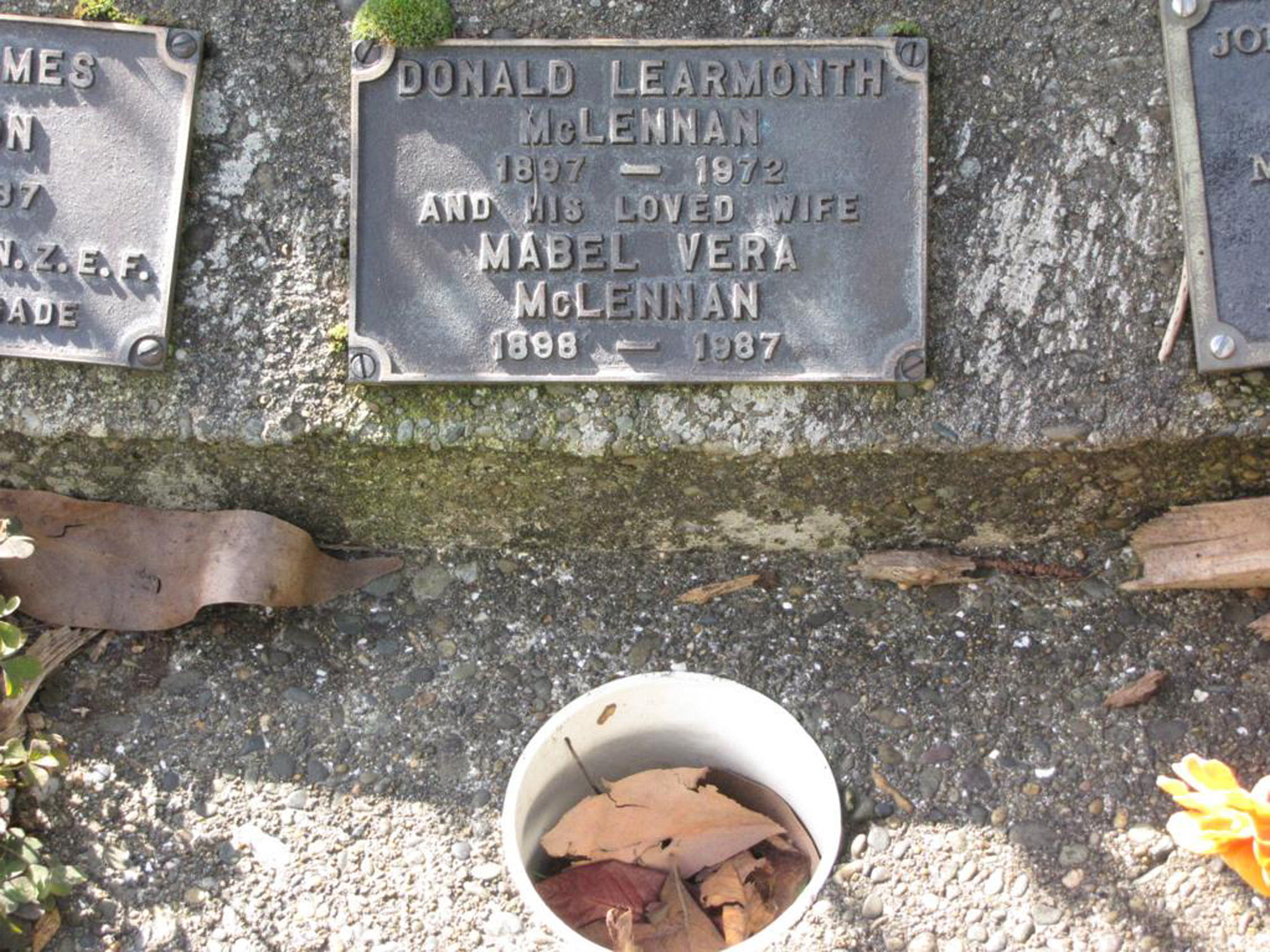 Photo of headstones/Donald Learmonth McLennan died 1972 hdstn  Invercargill